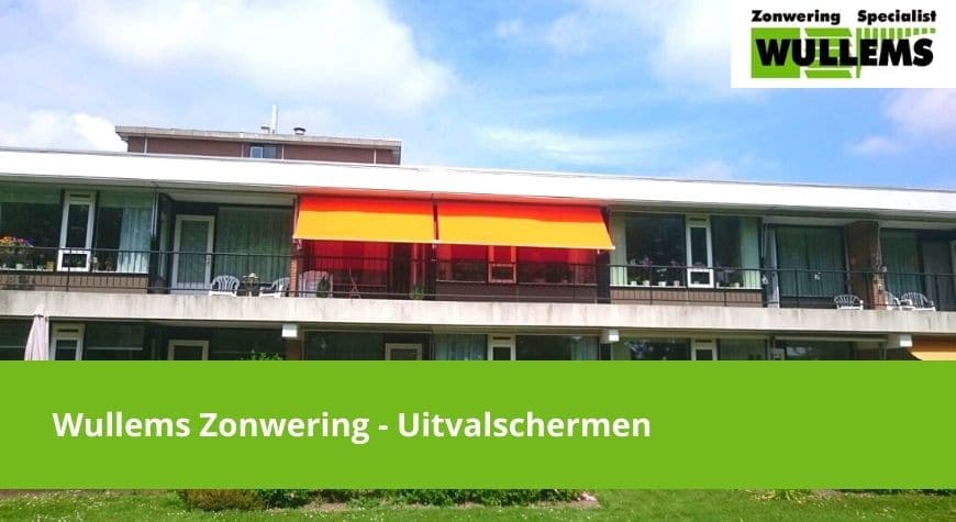 Op deze foto is een appartement met een uitvalscherm op het balkon te zien.
