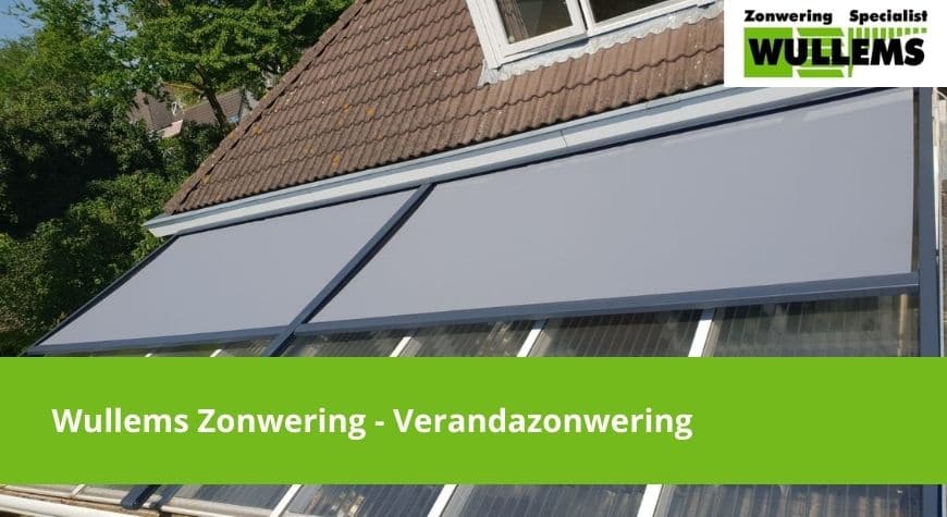 Op deze foto is zonwering op een verandadak te zien.