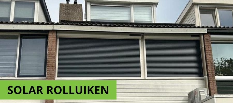 Op de afbeelding is een huis te zien in Hellevoetsluis met ramen die zijn voorzien van solar rolluiken. Gemonteerd door Wullems Zonwering Hellevoetsluis.
